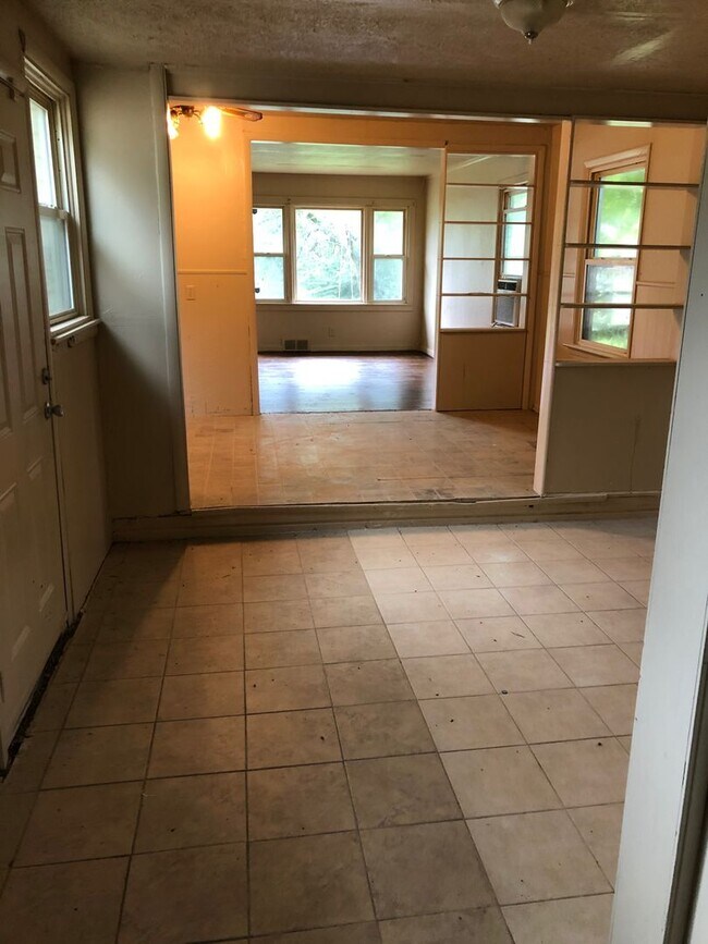 Building Photo - Three bedroom plus den, could be fourth bedroom