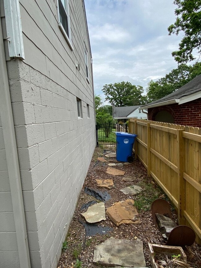 Building Photo - 2 Bed Home in North Chattanooga! Pet Friendly!