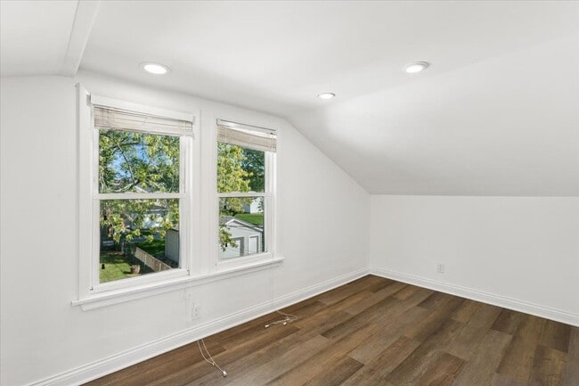 Building Photo - 540 E 4th St