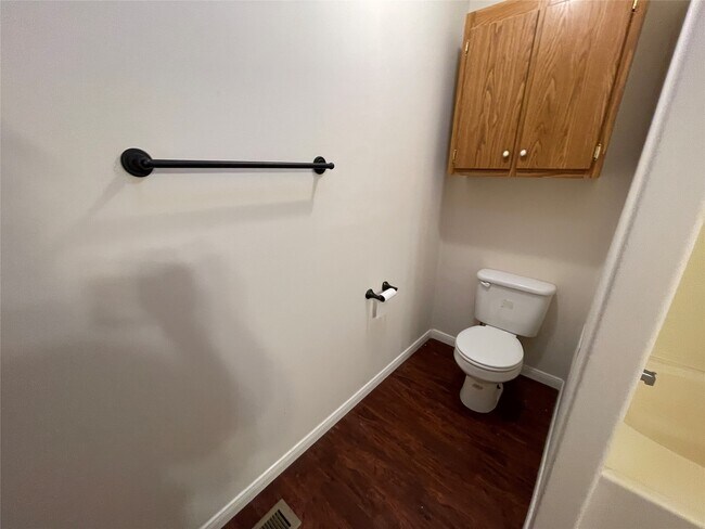 Building Photo - 16658 Meadowcroft St