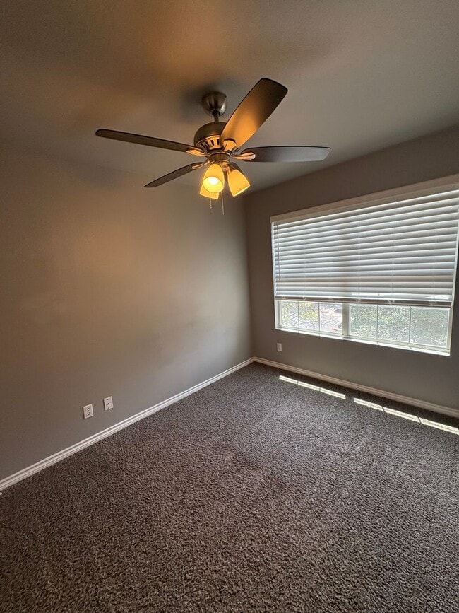 Building Photo - Newly Renovated Town-home