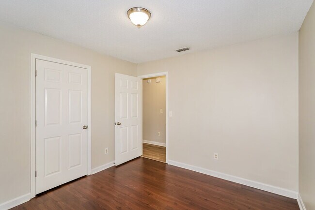 Building Photo - 102 Riverwood Dr