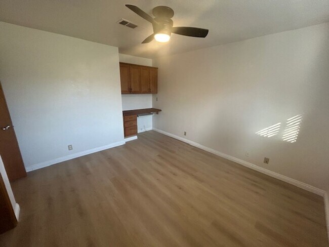 Building Photo - 6010 W Cambridge Ave