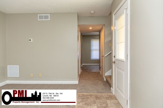 Building Photo - 3 Bedroom and 1.5 bathroom Duplex for Rent