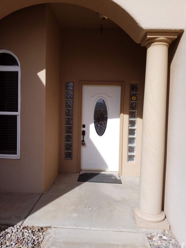 Building Photo - Large 3 Bedroom, 2 Bath Home