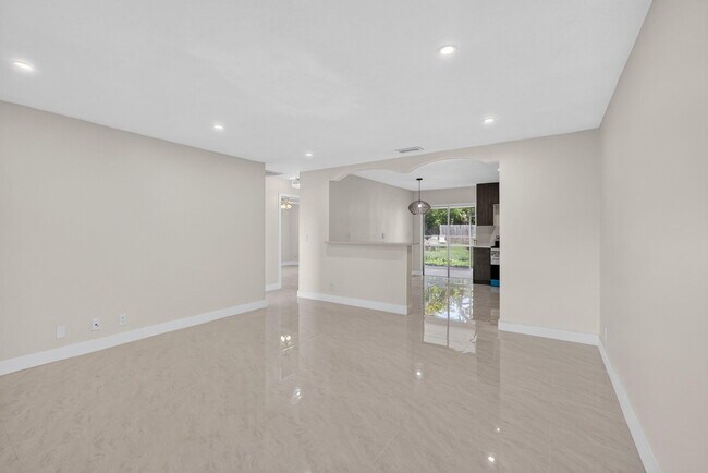 Building Photo - 3943 Roan Ct W