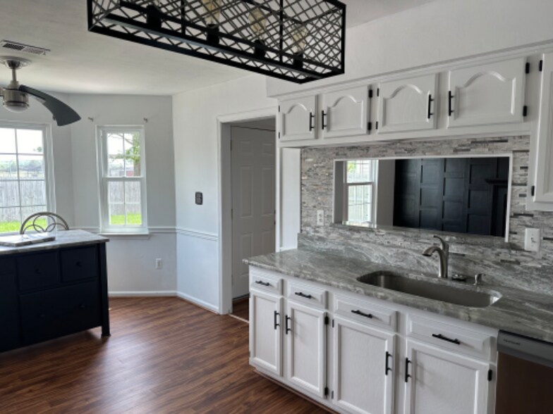 Building Photo - 1705 River Rock Arch