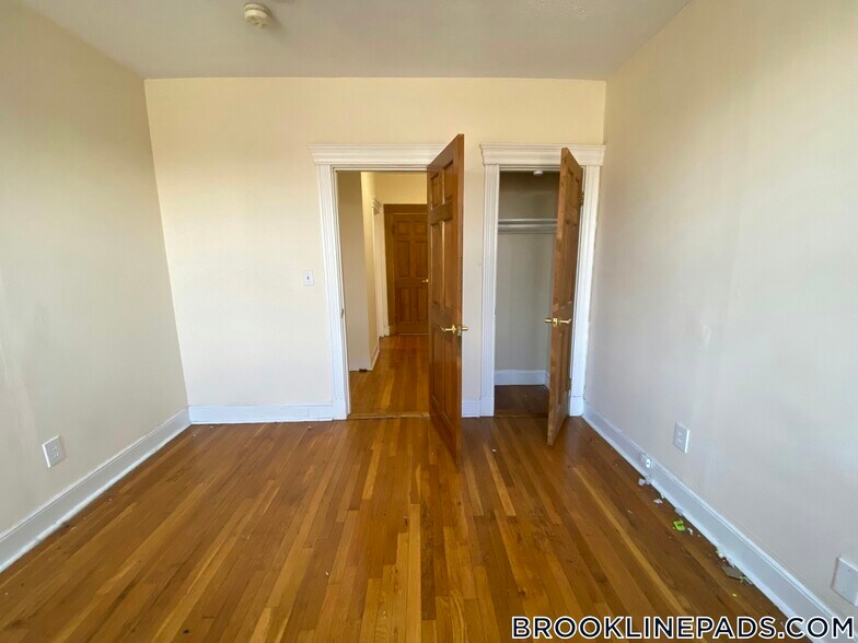 Building Photo - 364 Riverway