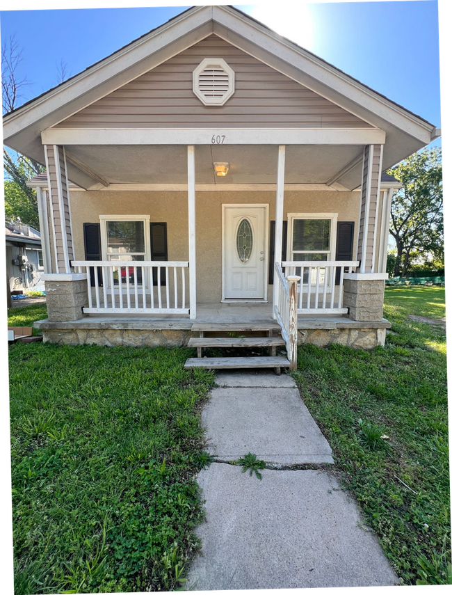 Building Photo - Cozy 2 Bedroom Home with Large Backyard