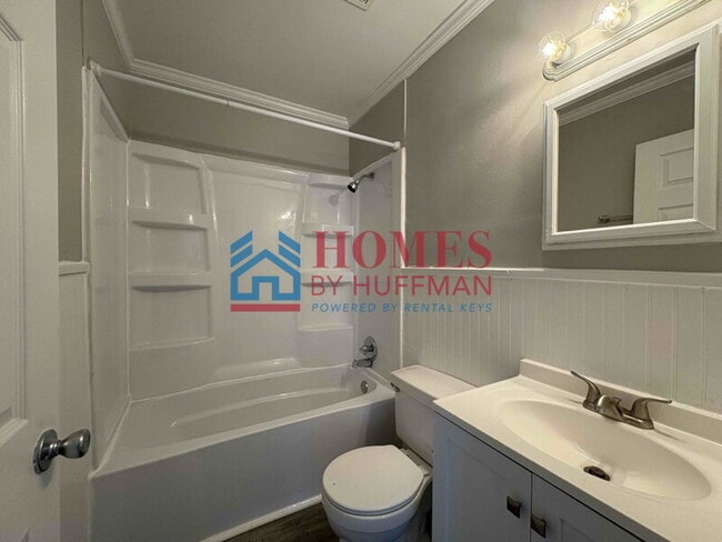 Building Photo - Three Bedroom House | Fenced Yard | Norths...