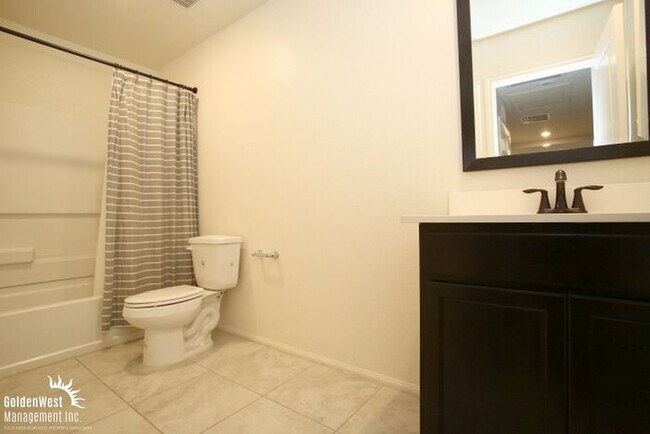 Building Photo - Bright & Stylish 3Bdm 2.5Ba Home in Henderson