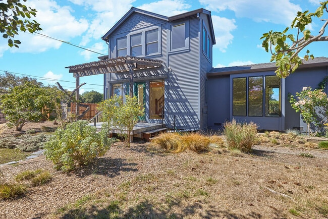 Building Photo - 166 Cedar Rd