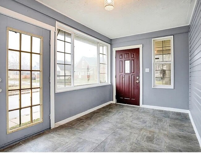 Building Photo - 423 N Webster St