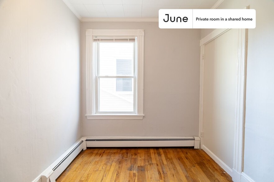Building Photo - Private bedroom in 3 bed/1 bath Home