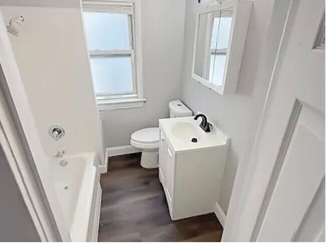 Building Photo - Spacious 5-bedroom, 2-bath single-family home