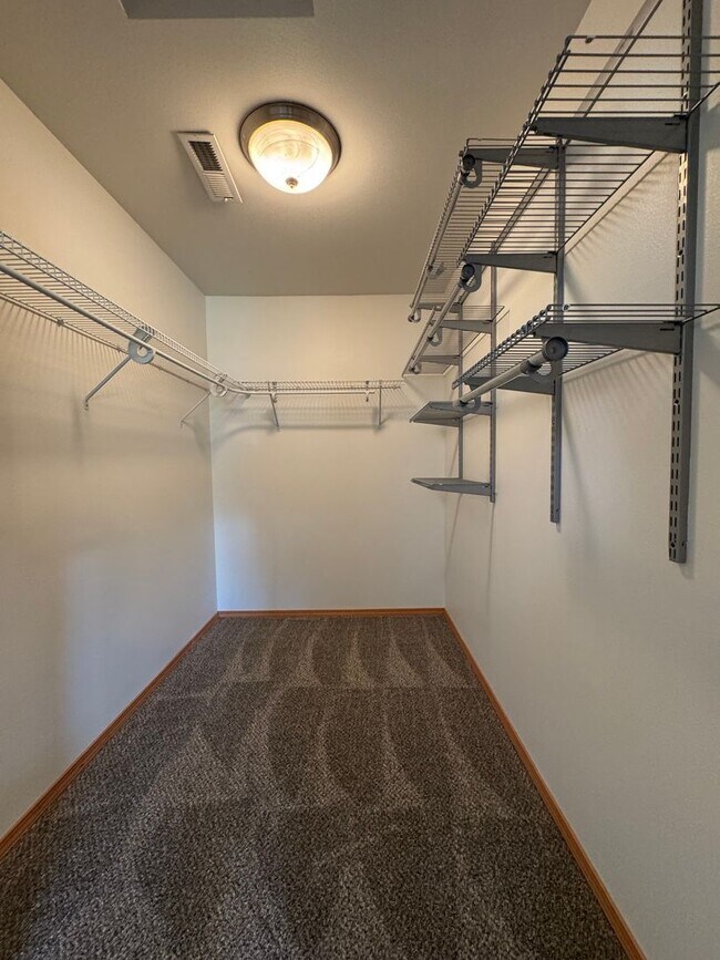 Building Photo - Large 4 Bed Rental in Established Neighbor...