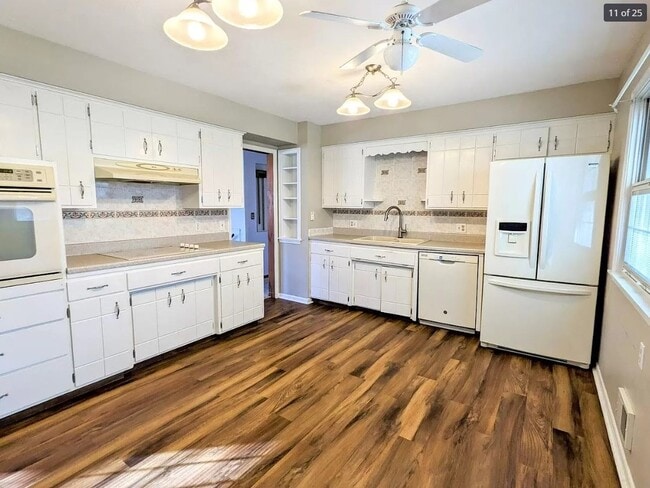Building Photo - 4016 Clifton Dr