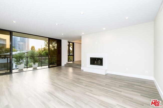 Building Photo - 268 S Lasky Dr