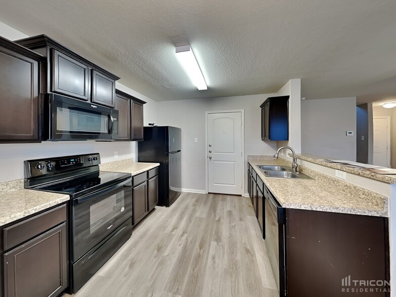 Building Photo - 7310 Canyon Lgt