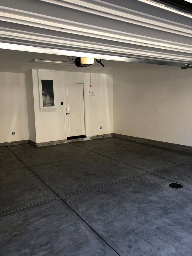 Building Photo - West Creek - 3 bedroom, 2.5 bath Townhome!