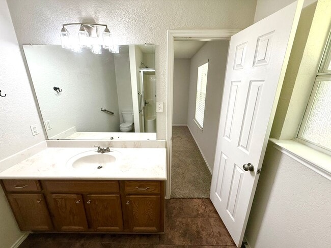 Building Photo - Available Now! Charming Single-Story Home in Waco with Modern Finishes & Spacious Yard