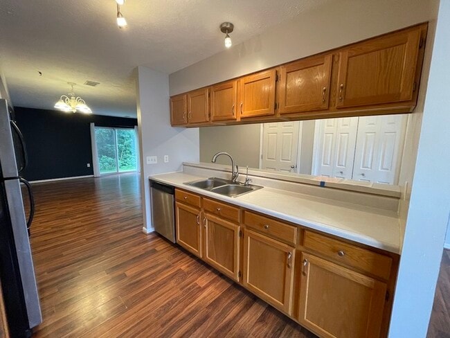 Building Photo - Lake Bella Vista Townhome Rockford
