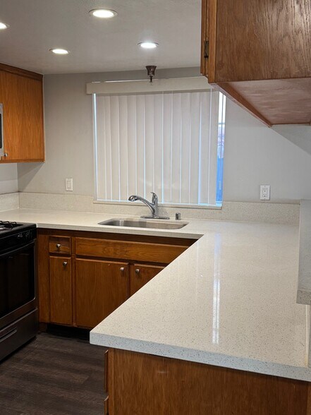 Lots of cabinets - 5255 Riverton Ave