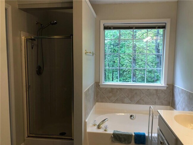 Building Photo - 370 Manor Glen Dr