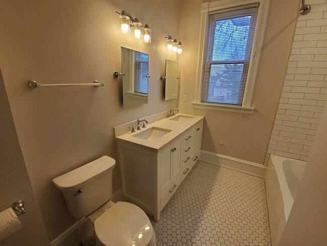 Building Photo - Historic eastside townhome