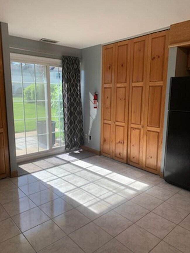 Building Photo - 967 Stratford Ct