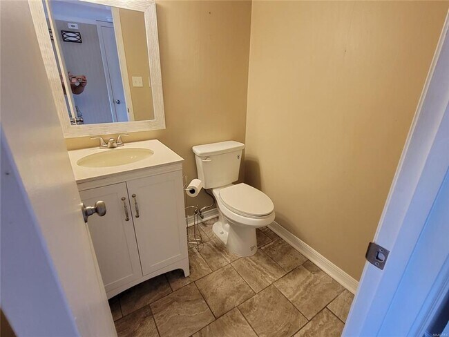 Building Photo - Townhouse off Vaughn Rd