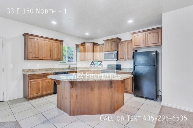 Building Photo - 33 E 150 N