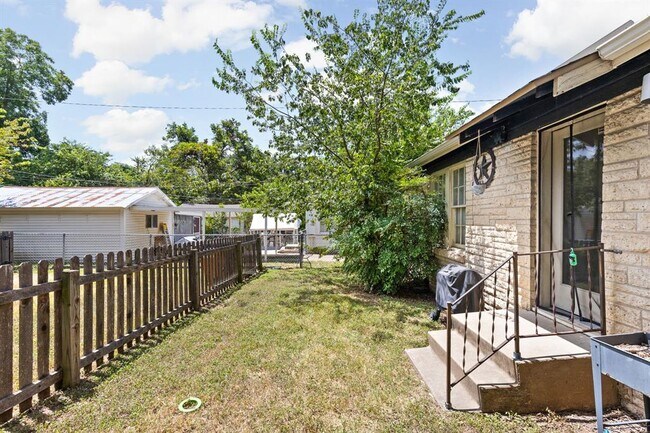 Building Photo - 5405 Sunshine Dr