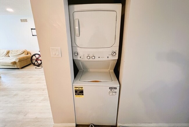 Building Photo - 118 E Shady Grove Dr