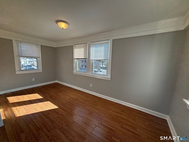 Building Photo - 52 Hoyt St