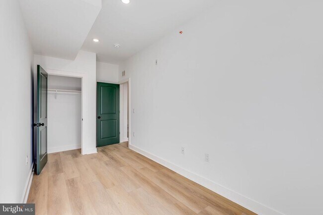 Building Photo - 1221 W Lehigh Ave