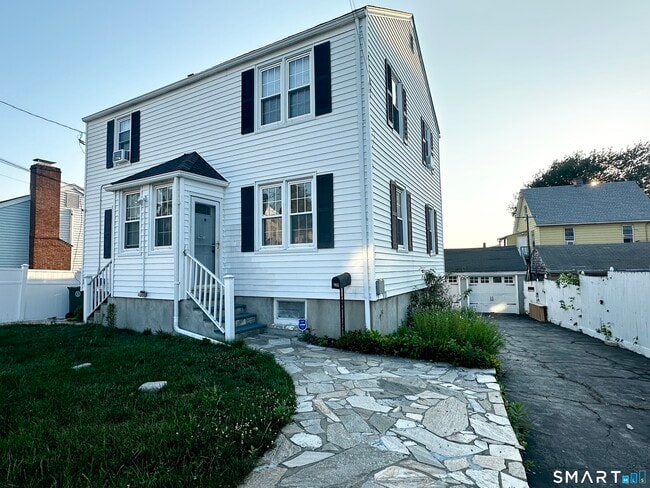 Building Photo - 339 Thompson St