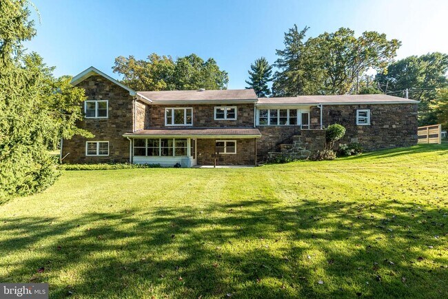 Building Photo - 932 Croton Rd