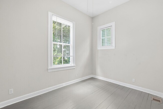 Building Photo - 320 E 31st St