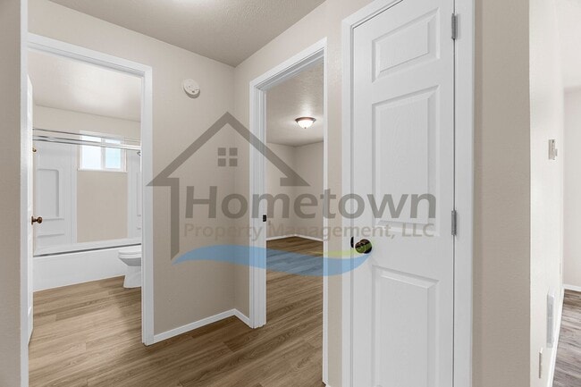 Building Photo - 2 Bedroom 1 Bath Home with Attached Garage...