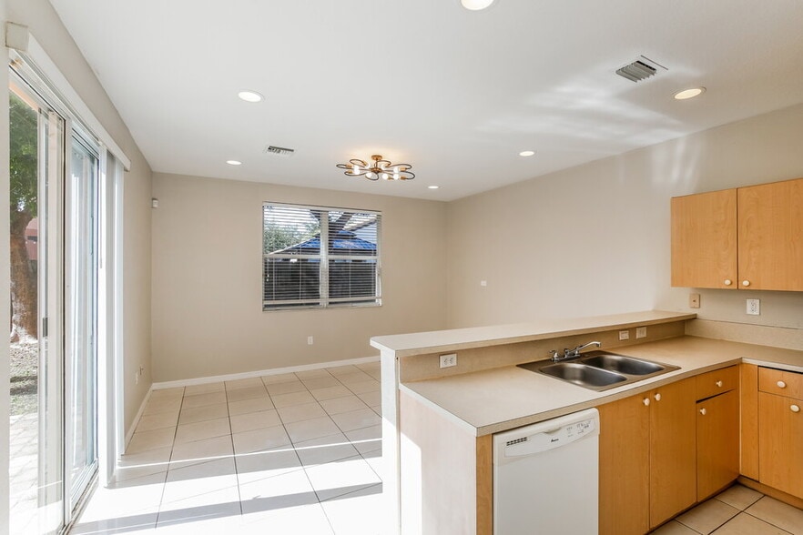 Building Photo - 1911 SE 14th Ct