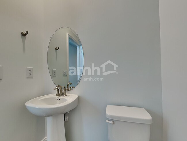 Building Photo - 543 Armstrong Curv