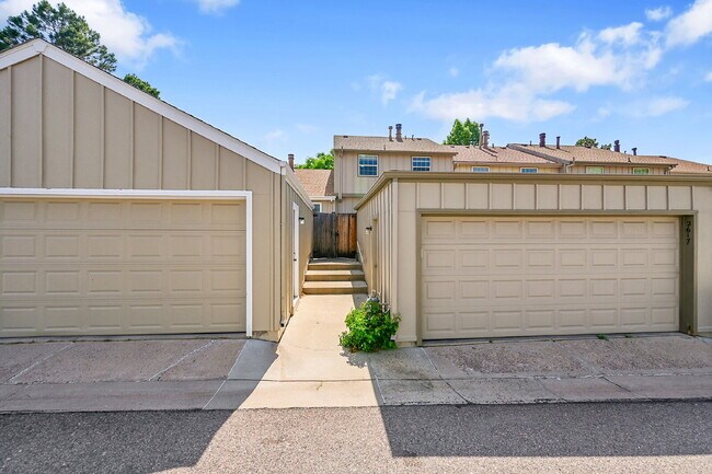 Building Photo - $2,700.00 - 3 Beds, 2.5 Baths, Townhouse i...