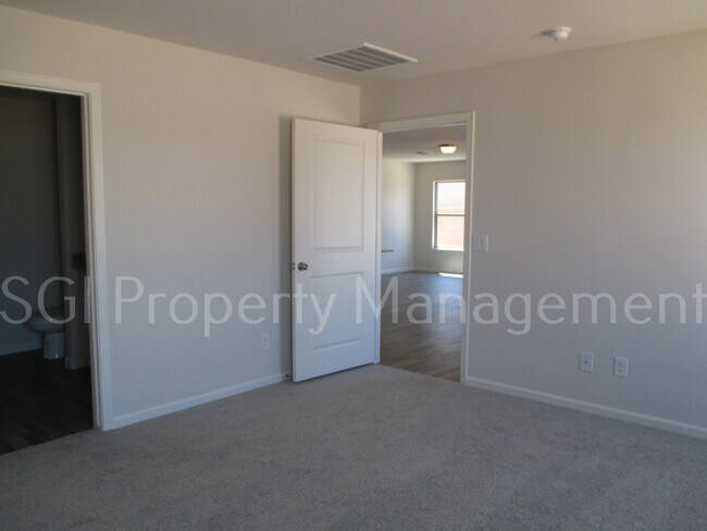 Building Photo - 1053 Greyhawk Loop