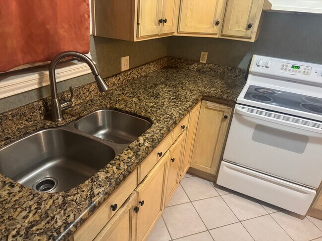 Building Photo - 25 Camino Bronce