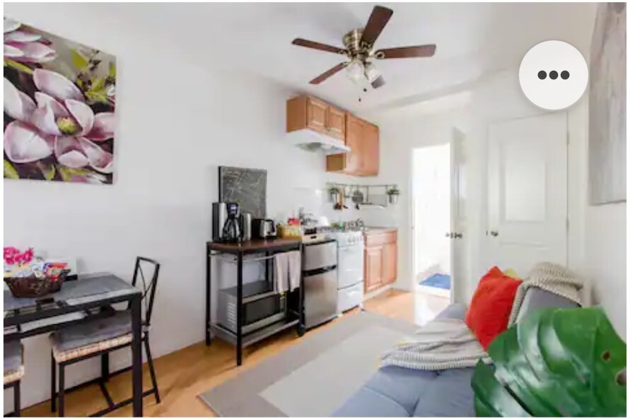 Full kitchen - 4630 Gainsborough Ave