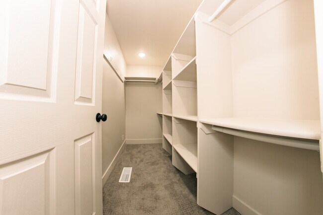 Building Photo - 732 Hislop Dr