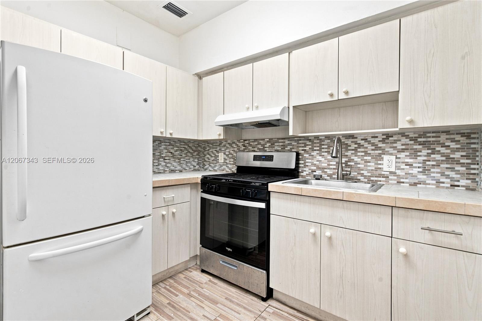 Building Photo - 2920 SW 38th Ct