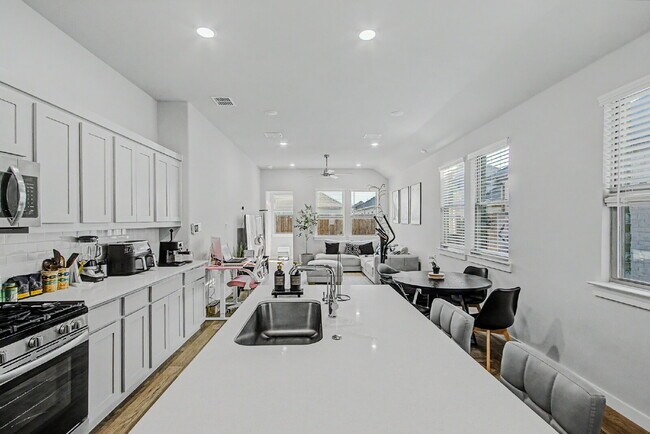 Building Photo - Experience Princeton Lifestyle