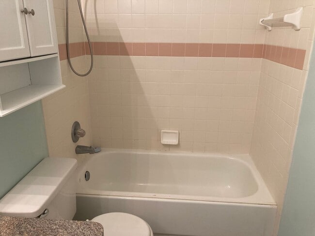 Building Photo - 2 bedroom, 2 bath ground level condo with ...